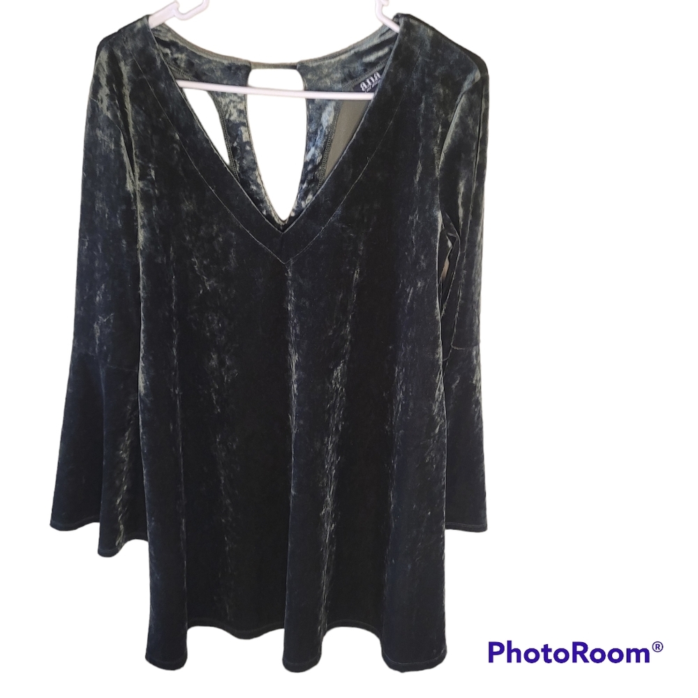 A.N.A. A new approach green crush velvet dress. Keyhole back and bell sl…